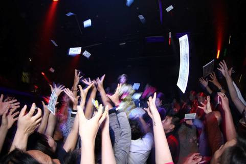 Tranh cãi nảy lửa hầu đồng tại vũ trường ảnh 1