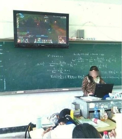 “Choáng“ với ảnh học sinh ngủ gục, cô giáo chơi game trong lớp ảnh 1 Ảnh học sinh ngủ gục, cô giáo chơi game