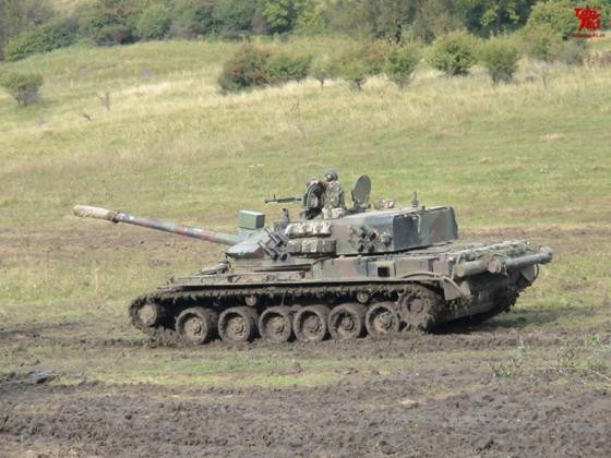 Xe tăng TR-85M1 sử dụng động cơ diesel 8VS-A2T2 công suất 860 mã lực do Đức sản xuất. Hệ thống động cơ này giúp xe đạt tốc độ tối đa 60 km/h, dự trữ hành trình 310 km.