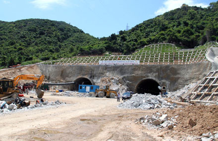 Những hình ảnh đầu tiên xuyên thông hầm Cổ Mã ảnh 4