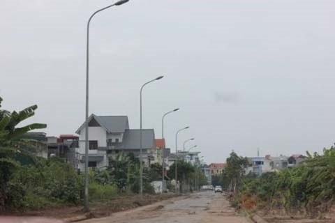 Bất thường quan chức xây biệt thự khủng đón ‘trụ sở nghìn tỉ’? ảnh 1 Hàng loạt ngôi nhà sang trọng xây dựng trên nền đất phân lô gần “trụ sở nghìn tỉ”. (Ảnh Infonet)