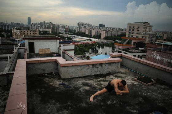 Kiếm cả đống tiền nhờ làm ‘bao cát sống’ ảnh 10 Kiếm cả đống tiền nhờ làm ‘bao cát sống’ ảnh 10