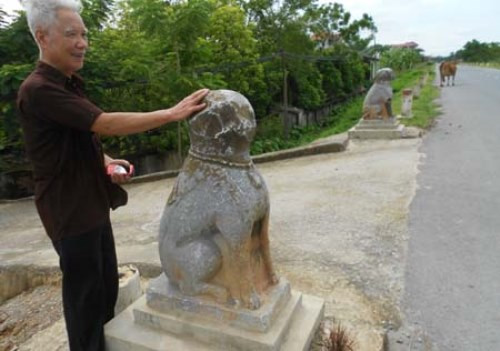 Cụ Duyên và cặp chó đá ở cổng làng Thượng.
