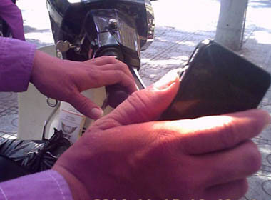 Roi điện hình điện thoại iPhone 4S được rao giá 1,1 triệu đồng/chiếc