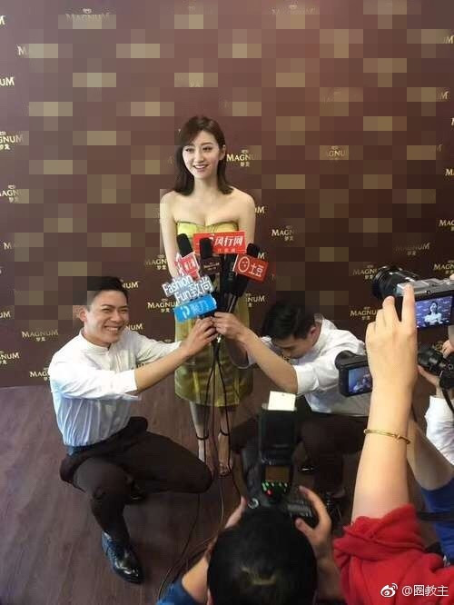 Diễn viên 'Kong' bị chỉ trích vì để hai người quỳ gối phỏng vấn ảnh 1