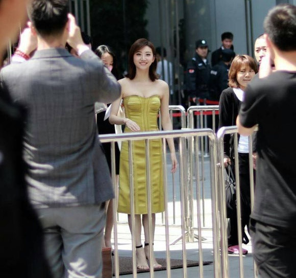 Diễn viên 'Kong' bị chỉ trích vì để hai người quỳ gối phỏng vấn ảnh 2