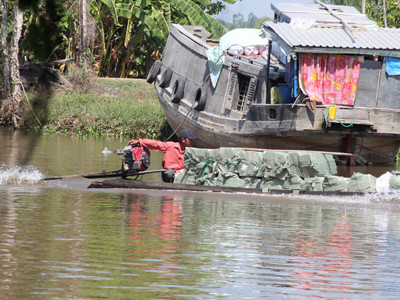 Ghe chở thuốc lá lậu trên kênh Tân Thái (Đức Hòa, Long An) - cách TP.HCM khoảng 10km