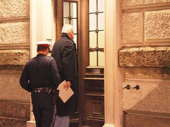 Ông Ivo Sanader bị dẫn vào toà án ở Salzburg Gkfl