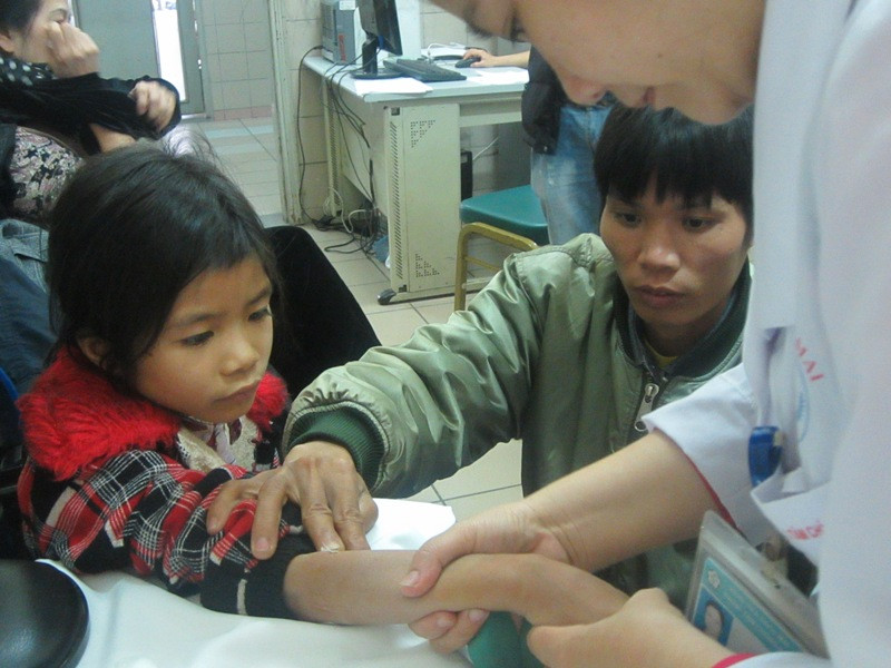 Anh Siều cùng con gái đang lấy máu xét nghiệm