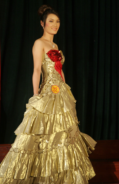 Trình Phú Lệ chọn trang phục dạ hội