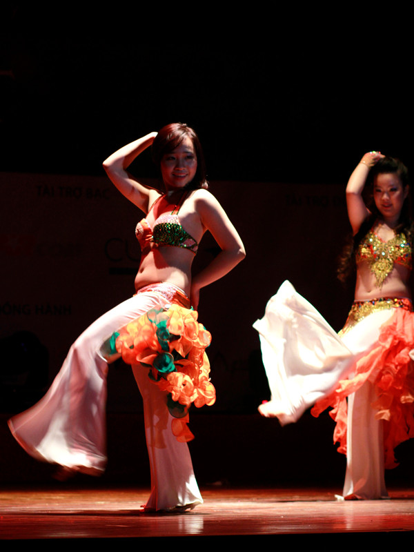 Rực rỡ sắc màu không kém là màn nhảy Samba