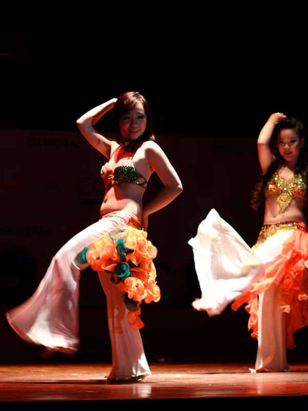 Rực rỡ sắc màu không kém là màn nhảy Samba. Rực rỡ sắc màu không kém là màn nhảy Samba
