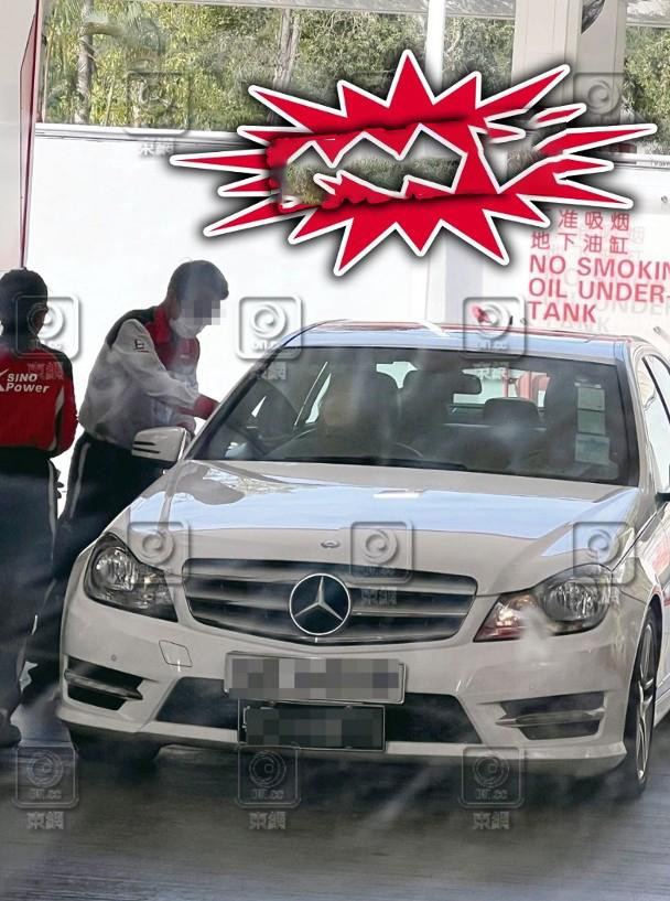 Triệu Vy đổ xăng ở Hong Kong.