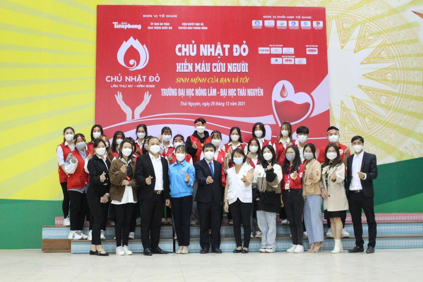 Thầy và trò trường Đại học Nông Lâm – Đại học Thái Nguyên chụp ảnh kỷ niệm tại chương trình.