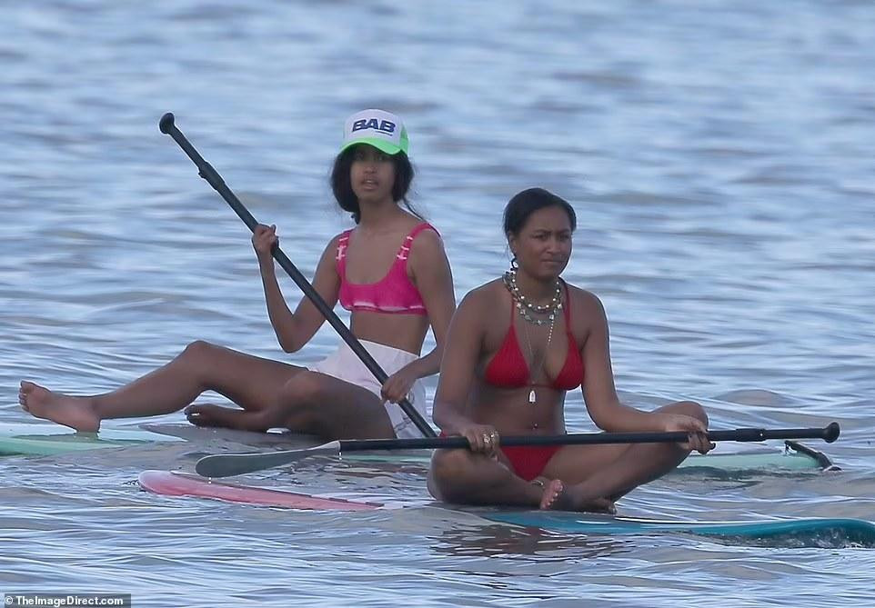 Một ngày trước đó, hai con gái Malia Obama và Sasha Obama cũng được nhìn thấy ở Hawaii. Hai cô gái đều mặc đồ bơi hai mảnh và thư giãn trên ván chèo đứng.
