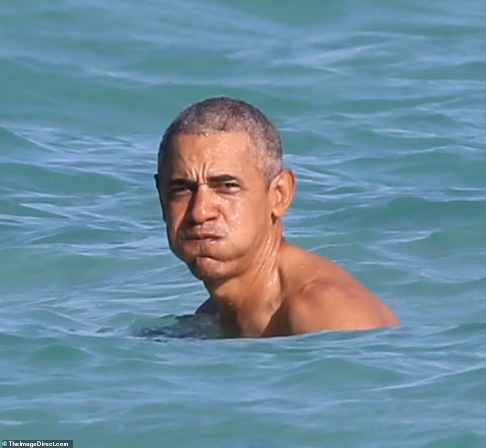 Bà Michelle Obama không xuất hiện. Nhưng theo thông lệ nhiều thập kỷ qua, gia đình Obama sẽ về thăm Hawaii, quê hương của ông Obama, vào mỗi dịp Giáng sinh.