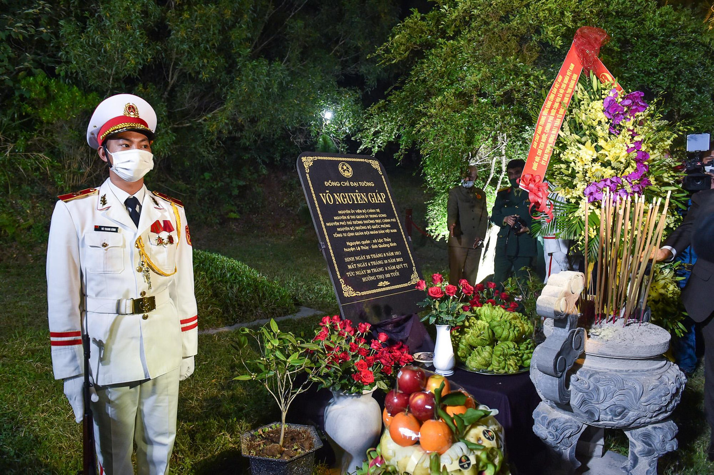 Nơi yên nghỉ của Đại tướng ở khu vực Đảo Yến - Vũng Chùa, xã Quảng Đông, huyện Quảng Trạch, tỉnh Quảng Bình. Ảnh: VGP/Nhật Bắc Nơi yên nghỉ của Đại tướng ở khu vực Đảo Yến - Vũng Chùa, xã Quảng Đông, huyện Quảng Trạch, tỉnh Quảng Bình. Ảnh: VGP/Nhật Bắc