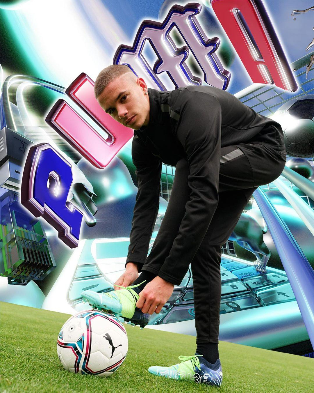 Romeo Beckham vừa ký hợp đồng 1,2 triệu bảng Anh với Puma. Romeo Beckham vừa ký hợp đồng 1,2 triệu bảng Anh với Puma.