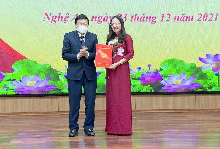 Phó Chủ tịch Thường trực UBND tỉnh Nghệ An, ông Lê Hồng Vinh trao quyết định bổ nhiệm cho bà Nguyễn Thị Thu Hằng. Ảnh: TCDTNN