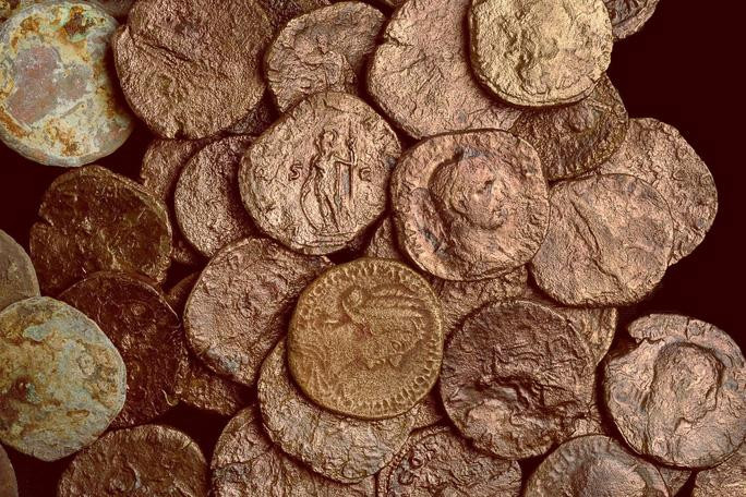 Các đồng xu cổ đặc biệt nguyên vẹn, đặc biệt giá trị - Ảnh: IAA Tàu ma 1.700 năm hiện hình gần bờ biển, mang đầy kho báu - Ảnh 2.