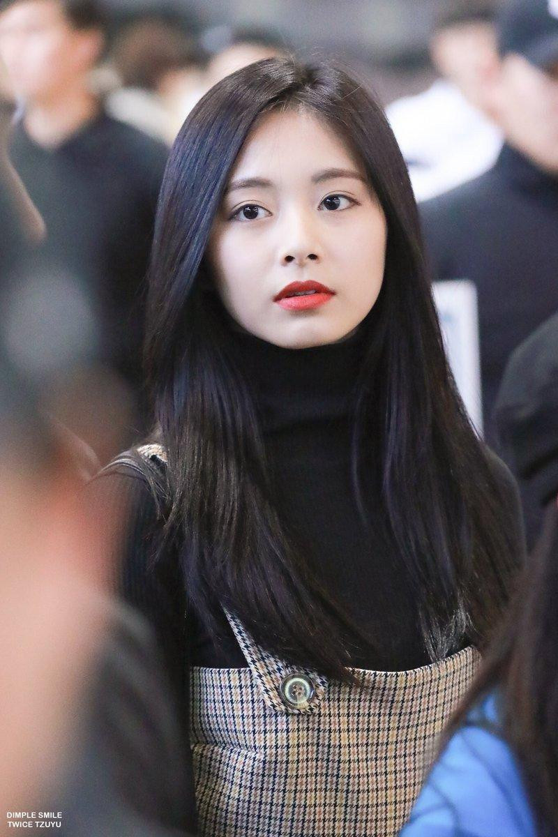 Tzuyu (Chu Tử Du) cũng tụt hạng so với năm ngoái, từ hạng 4 xuống hạng 7. Năm 2019, cô là gương mặt đẹp nhất thế giới. Đến nay, cô đã 7 lần lọt Top 100 và đều giữ thứ hạng cao.