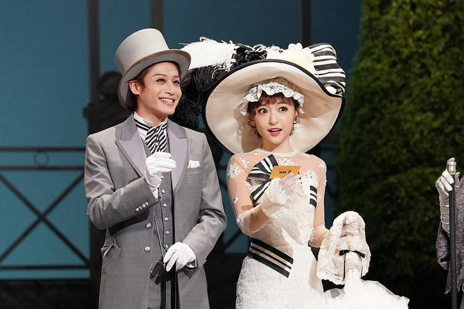 Sayaka tìm đến cái chết vì bị bạn trai kém 5 tuổi phản bội. Sayaka tìm đến cái chết vì bị bạn trai kém 5 tuổi phản bội.