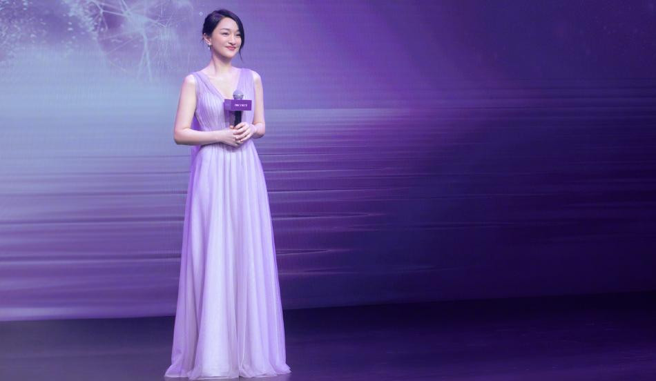 Không chỉ giữ vững phong độ nhan sắc, sự nghiệp trong làng giải trí cũng ổn định ở đỉnh cao sự nghiệp. Theo một thống kê mới đây, cô xếp thứ 2 trong danh sách sao Hoa ngữ có thu nhập &quot;khủng&quot; trong giai đoạn 2017 - 2020, với 261,7 triệu USD.