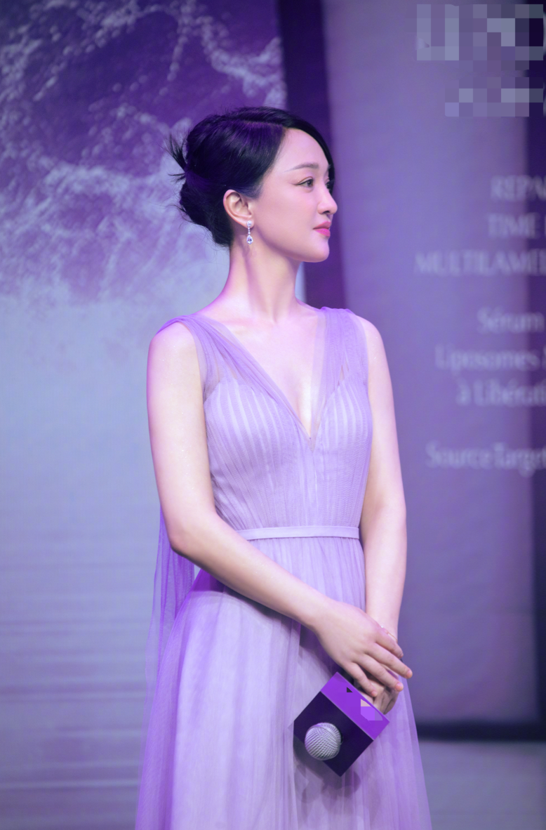 Chiếc váy thiết kế kế xẻ sâu trước ngực giúp Châu Tấn khoe vòng một &quot;lấp ló&quot; gợi cảm. Ngôi sao &quot;Như Ý truyện&quot; trẻ trung đến ngỡ ngàng ở tuổi 47. Cô dường như không thay đổi gì so với thời điểm cách đây 20 năm, xứng đáng với danh xưng &quot;mỹ nhân không tuổi&quot; của C-biz.