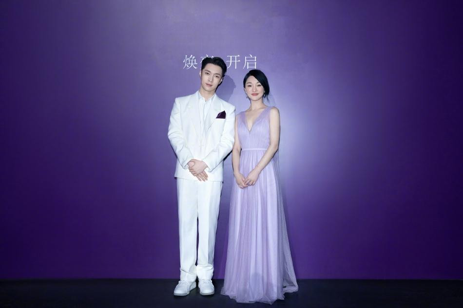 Khi đứng cạnh Trương Nghệ Hưng, mỹ nam kém 17 tuổi, cô không hề bị lép vế. Ngược lại, không ít dân mạng nhận xét hai ngôi sao rất xứng đôi.