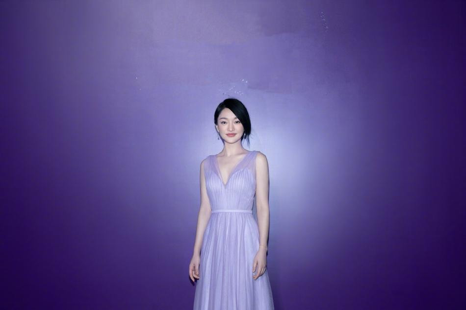 Cô hiện đang tham gia bộ phim &quot;Gia đình Tiểu Mẫn&quot; chiếu trên đài Hồ Nam. Dù nhân vật trong phim gây tranh cãi, diễn xuất của Châu Tấn vẫn nhận được vô số lời khen từ khán giả.