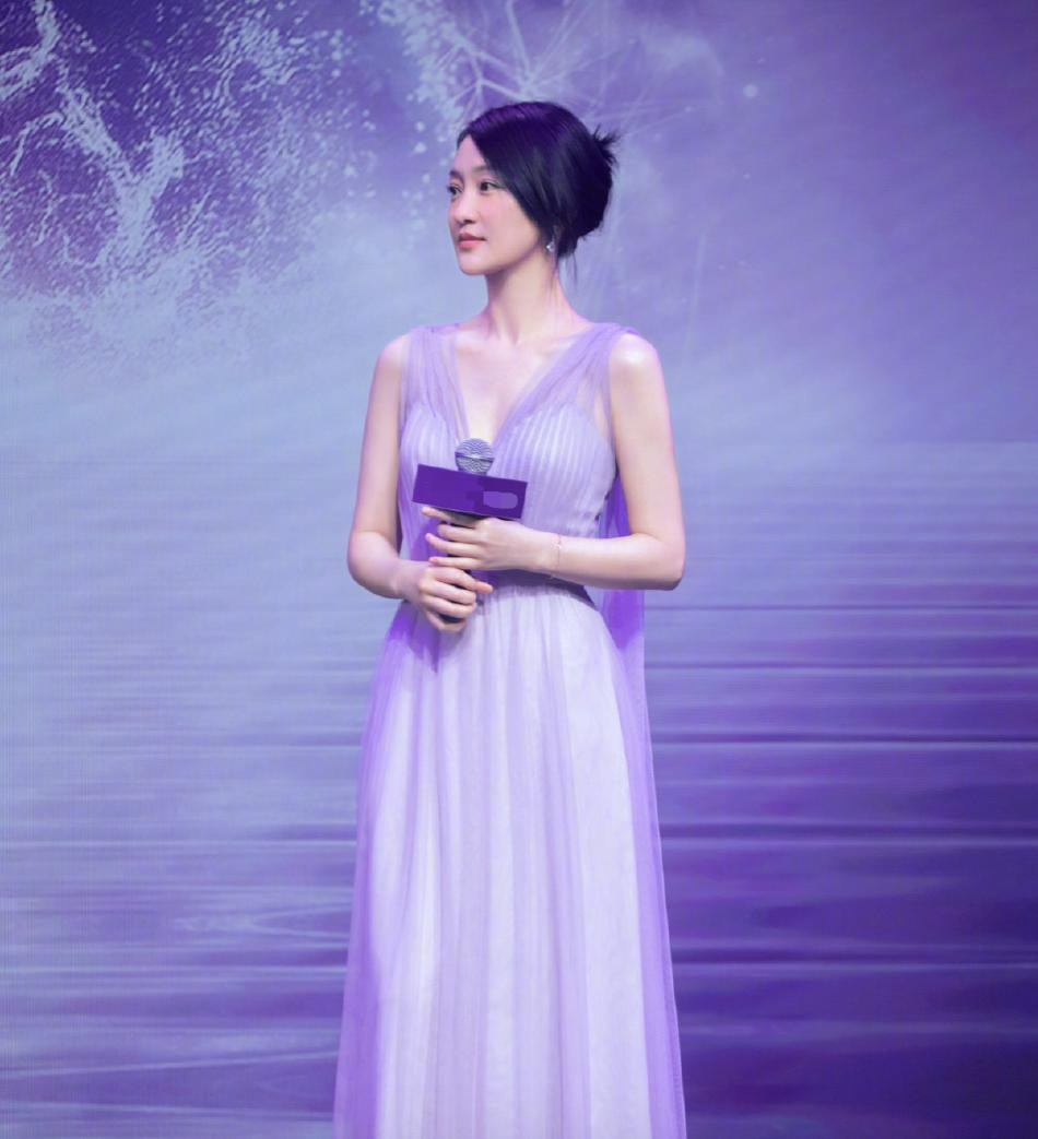 Tại sự kiện, nàng &quot;đại hoa đán&quot; 7x mặc váy tuyn màu tím oải hương không tay dài khoe bờ vai nuột nà và xương quai xanh tinh tế. Kiểu tóc búi gọn cùng với kiểu trang điểm nhẹ nhàng khiến Châu Tấn trông vô cùng dịu dàng, nữ tính và rất cuốn hút.