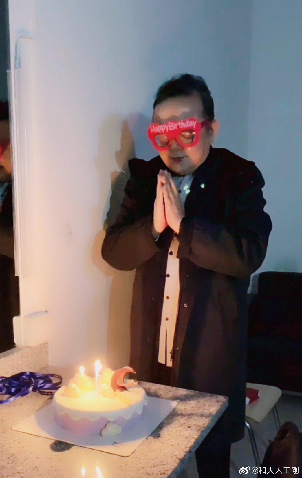 Hòa Thân cầu nguyện trước bánh sinh nhật nhân dịp bước sang tuổi 73.