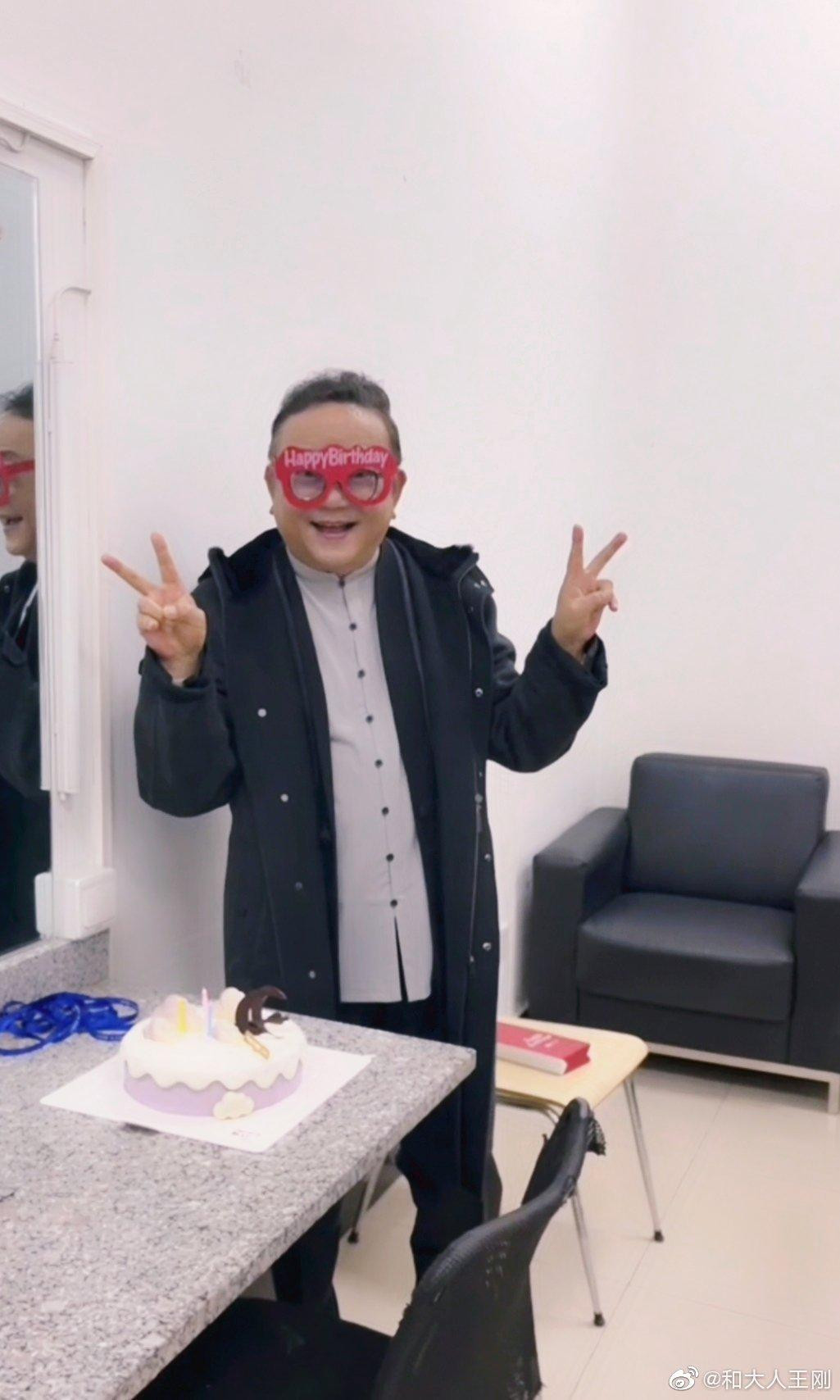 Vương Cương khỏe mạnh và trẻ hơn tuổi.