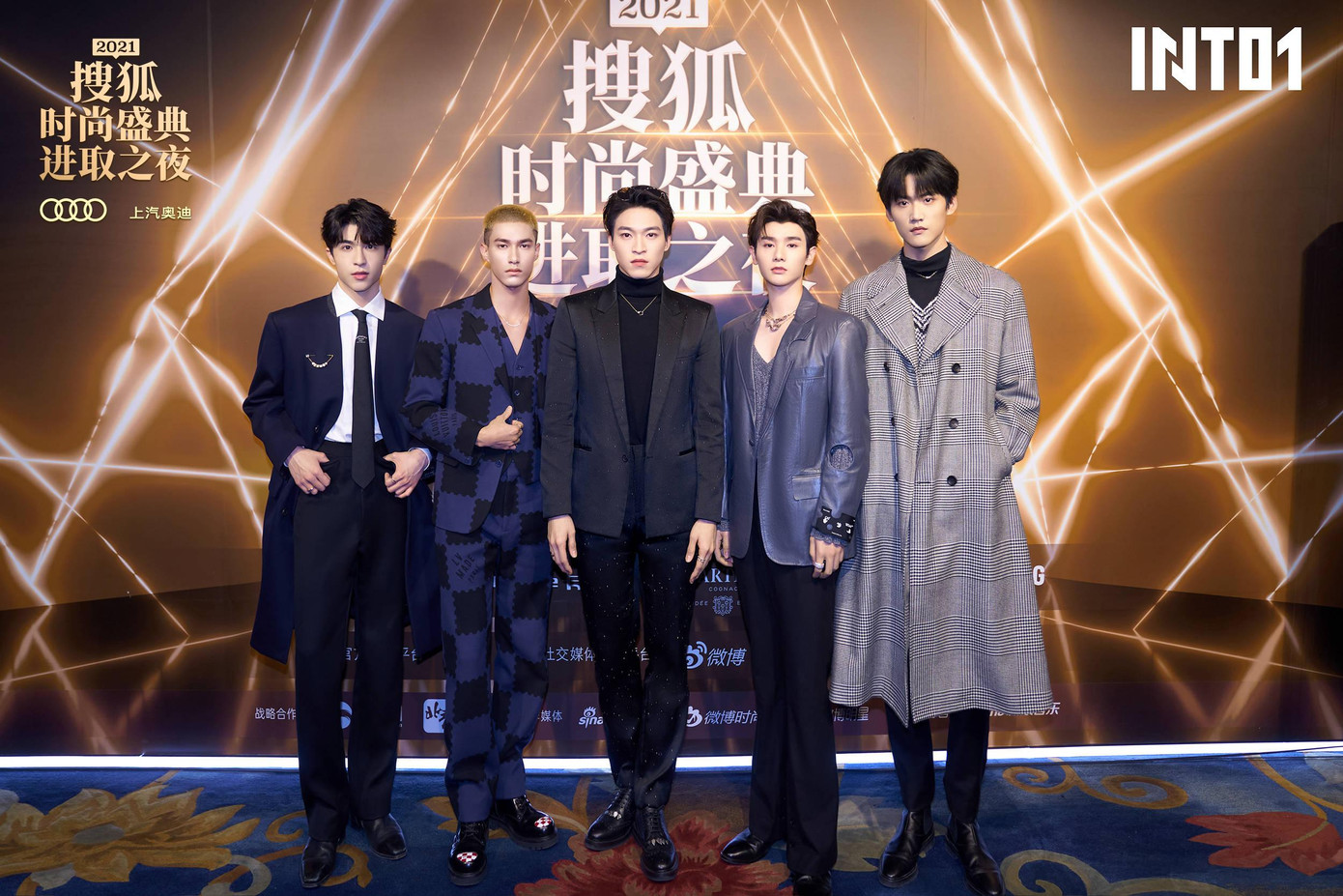 Các chàng trai nhóm INTO1.