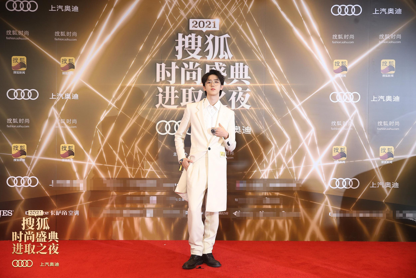 Triệu Nhượng (R1SE) điển trai như bạch mã hoàng tử.