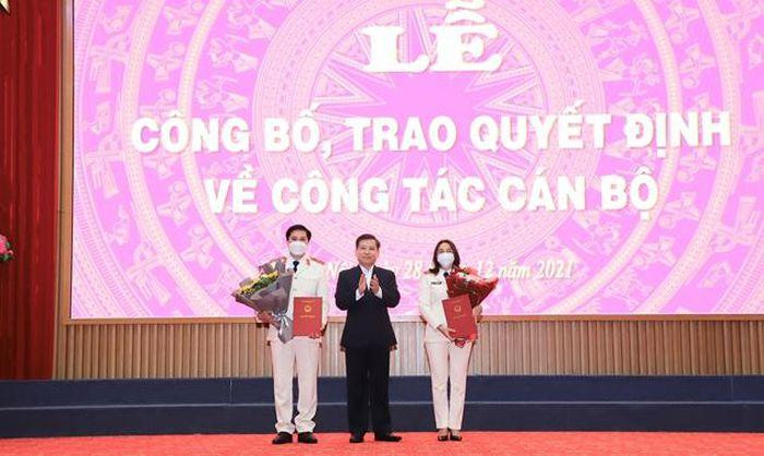 Đồng chí Lê Minh Trí, Viện trưởng VKSND tối cao trao quyết định và tặng hoa chúc mừng 2 đồng chí được điều động, bổ nhiệm. Ảnh: BVPL