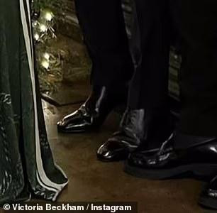 David và con trai Romeo đều kiễng chân trong bức ảnh. David và con trai Romeo đều kiễng chân trong bức ảnh.