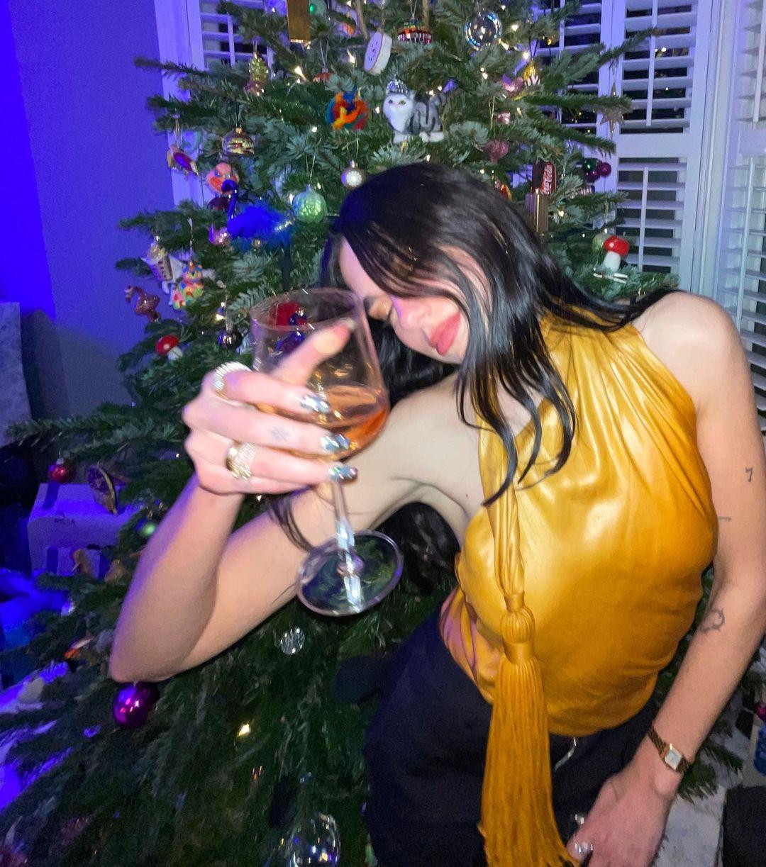 Nữ ca sĩ Dua Lipa lựa chọn tiệc tùng bên bạn bè.