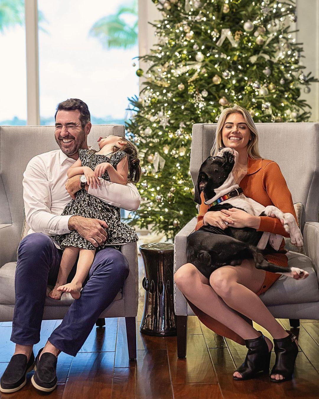 “Mỹ nhân quyến rũ nhất thế giới” Kate Upton dành khoảnh khắc ý nghĩa nhất năm bên chồng con và thú cưng.