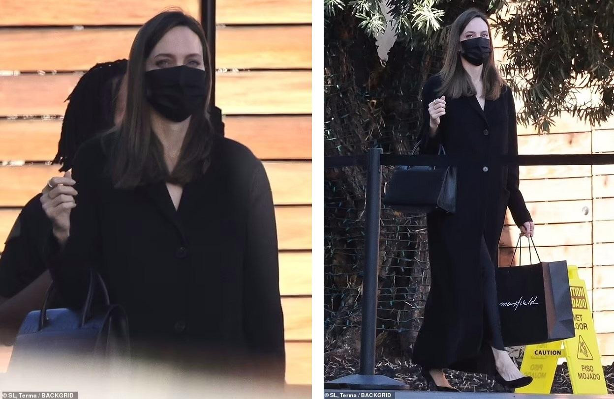 Angelina Jolie được nhìn thấy đi mua sắm một mình ở Tây Hollywood trước khi về nhà đón đêm Giáng sinh cùng các con.