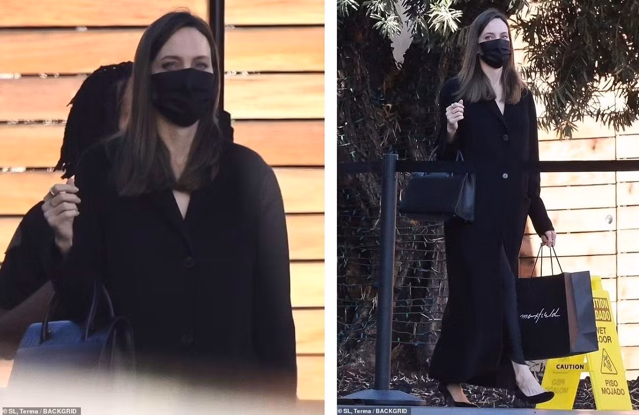 Angelina Jolie được nhìn thấy đi mua sắm một mình ở Tây Hollywood trước khi về nhà đón đêm Giáng sinh cùng các con.