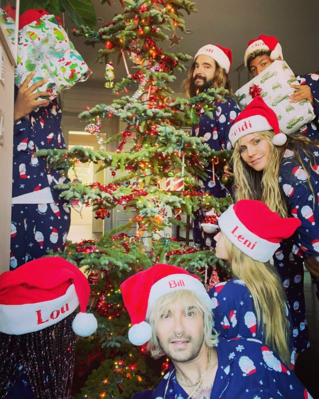 Siêu mẫu Heidi Klum cùng gia đình bên cây Giáng sinh.