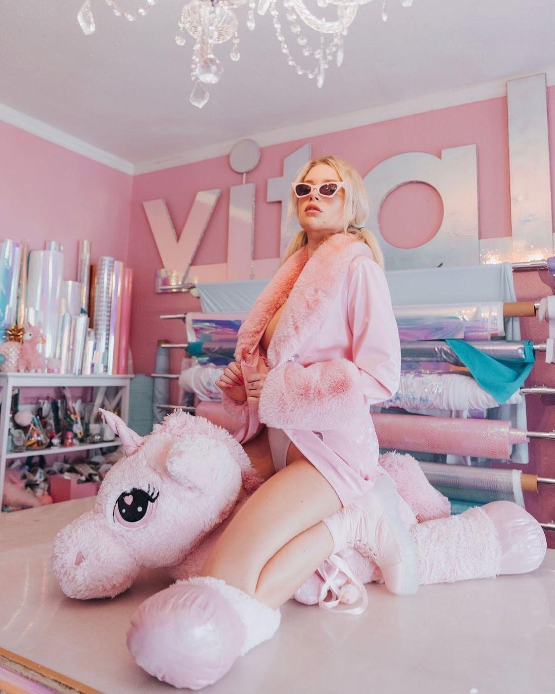 Lottie Moss không thích màu đỏ truyền thống mà lựa chọn tông hồng ngọt ngào.