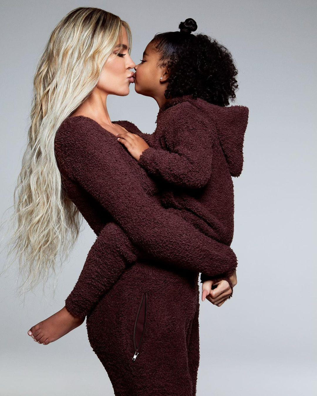 Khloé Kardashian chia sẻ ảnh chụp riêng với con gái True Thompson. “Rõ ràng là tôi đã có tên trong danh sách tốt. Nhìn vào món quà của tôi đi! Cô ấy là phước lành tuyệt vời nhất của tôi”, cô viết.