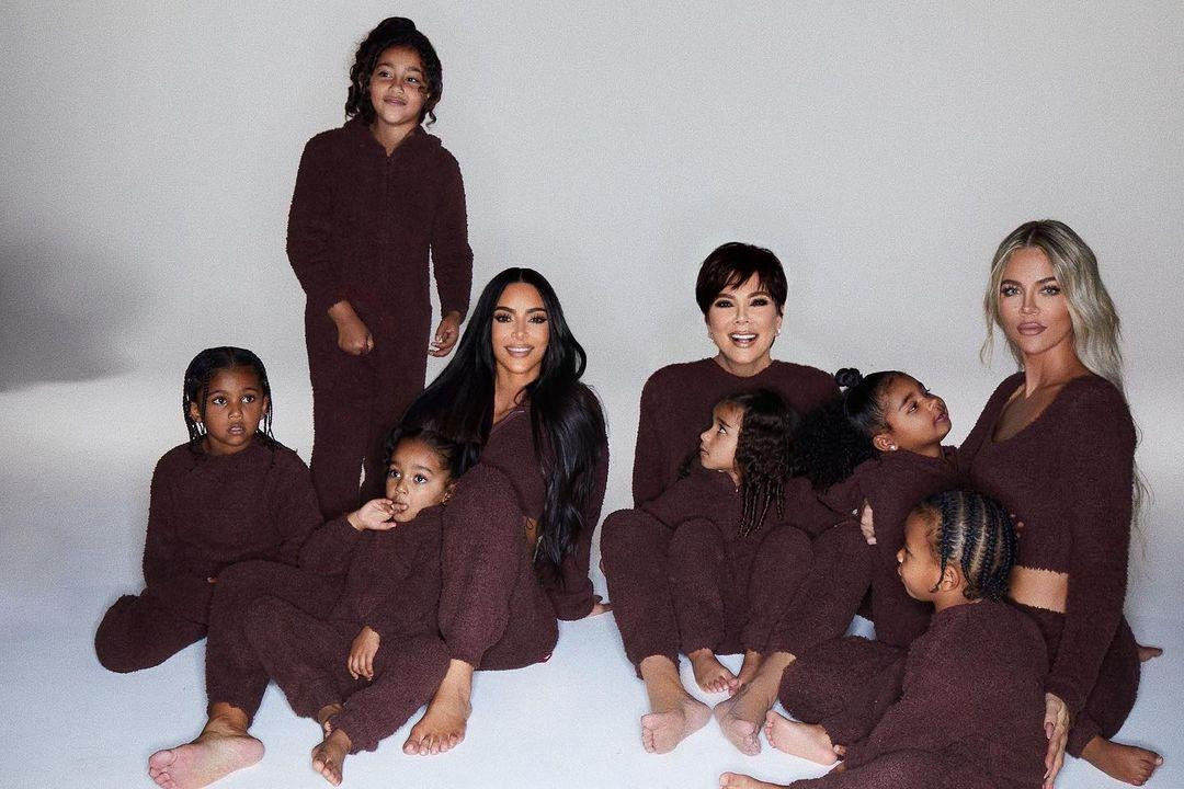 Kim Kardashian đăng ảnh chụp chung với các con, mẹ ruột Kris Jenner, em gái Khloé Kardashian và các cháu, kèm lời chúc: “Chúc mừng Giáng sinh!”. Trong ảnh, các thành viên Kardashian-Jenner mặc trang phục nâu lấy cảm hứng từ những con tuần lộc của ông già Noel.