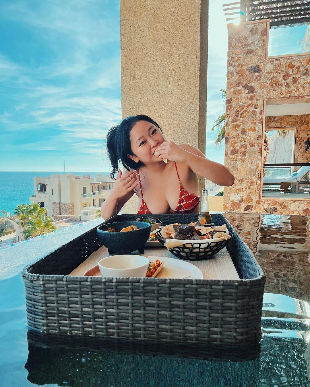 Sao gốc Việt Lana Condor gây sốt với bức ảnh khoe vòng một căng tràn bên bàn ăn. “Giáng sinh an lành với một chút bánh tacos”, cô viết.