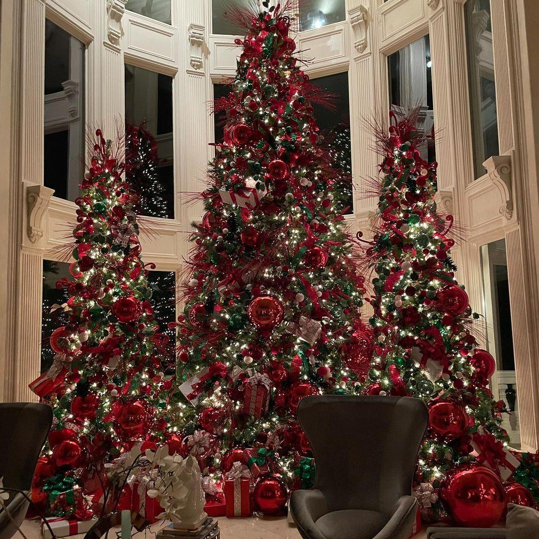 Nữ rapper Cardi B khoe combo 3 cây thông Noel được trang trí kỳ công và hoành tráng.