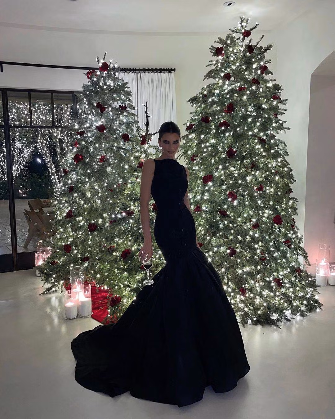 “Chân dài đắt giá nhất thế giới” Kendall Jenner sang chảnh với đầm đen đuôi cá trong không gian lung linh ánh đèn.
