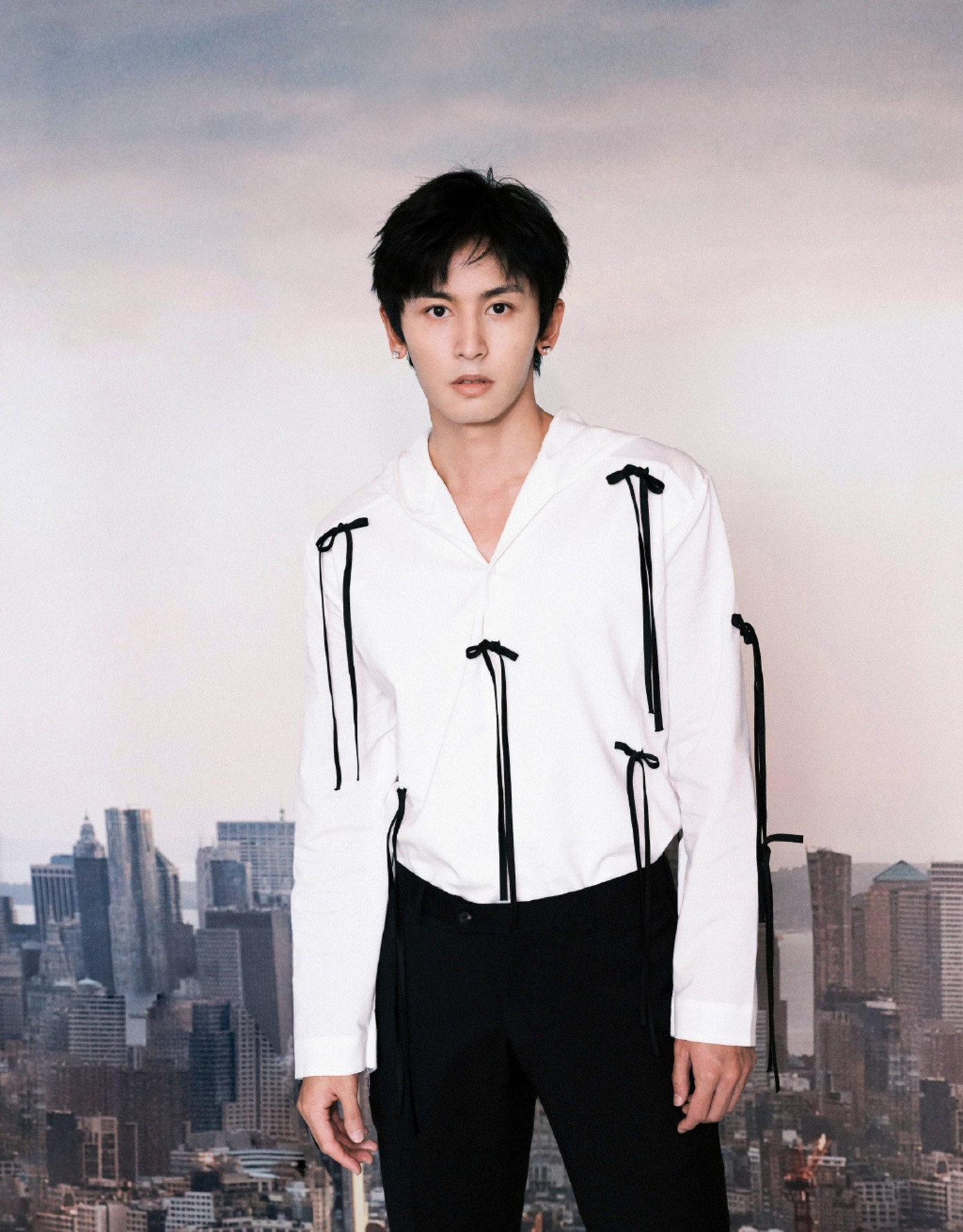 Trương Triết Hạn tan tành sự nghiệp phấn đấu hơn 10 năm chỉ trong vỏn vẻn 3 ngày do bị tố “phản quốc”. Nam diễn viên sinh năm 1991 bị “đào mộ” lại ảnh chụp tại những ngôi đền Nhật Bản “nhạy cảm” với người Trung Quốc. Trương Triết Hạn tan tành sự nghiệp phấn đấu hơn 10 năm chỉ trong vỏn vẻn 3 ngày do bị tố “phản quốc”. Nam diễn viên sinh năm 1991 bị “đào mộ” lại ảnh chụp tại những ngôi đền Nhật Bản “nhạy cảm” với người Trung Quốc.