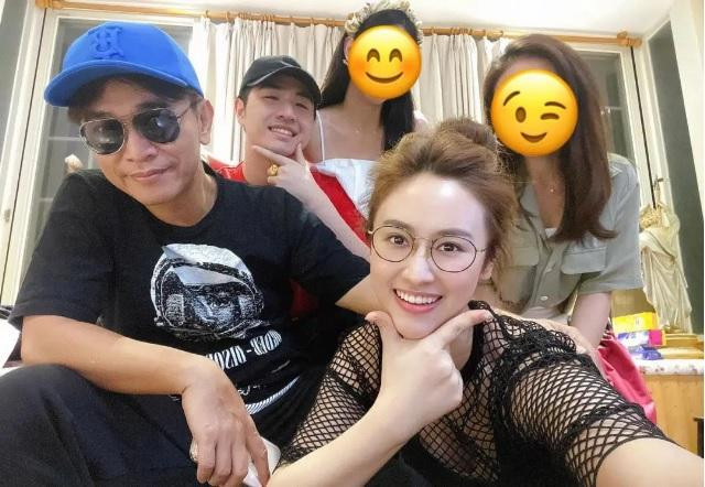 MC đình đám xứ Đài Ngô Tông Hiến có 4 người con, 3 gái và 1 trai. MC đình đám xứ Đài Ngô Tông Hiến có 4 người con, 3 gái và 1 trai.